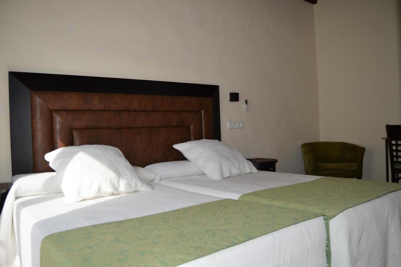 Apartamentos Turisticos - Hostal Los Alisos Aliseda エクステリア 写真