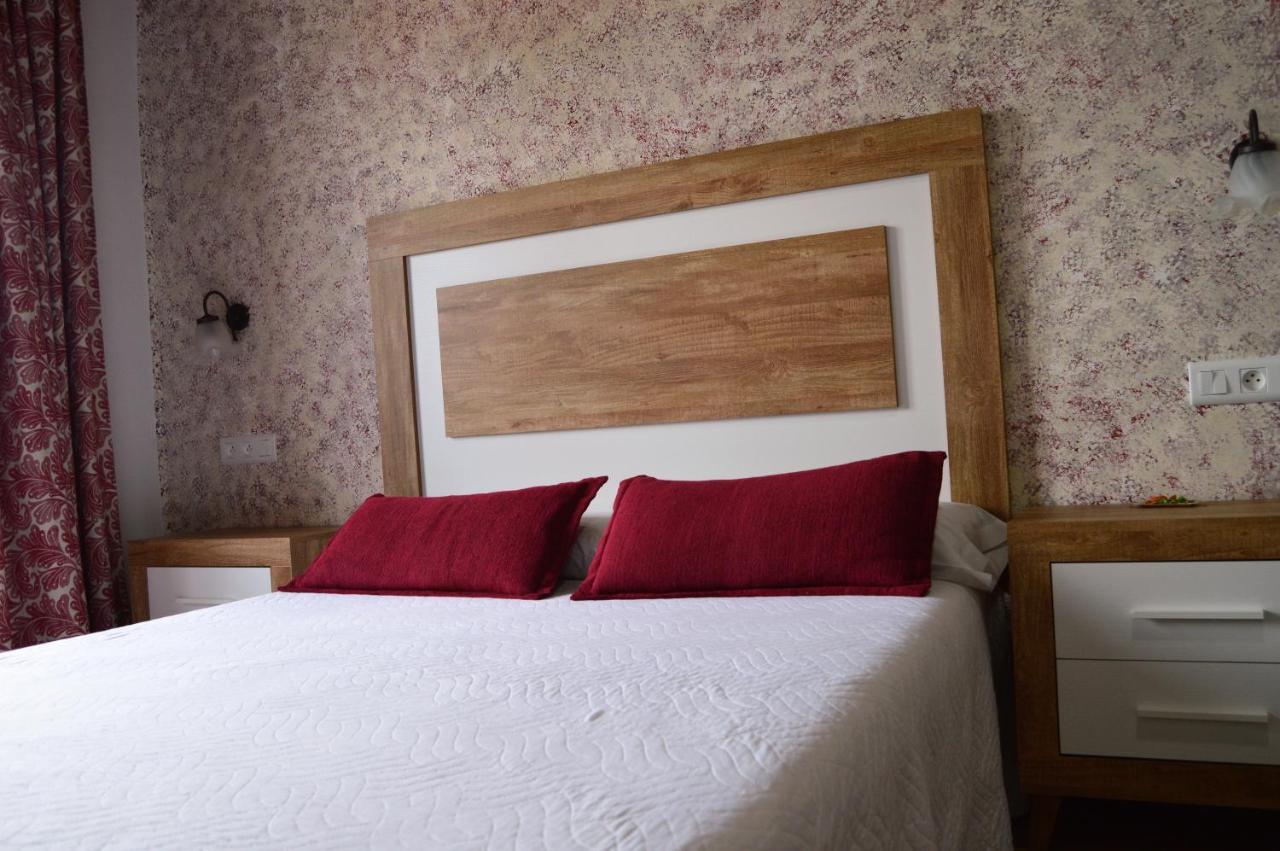 Apartamentos Turisticos - Hostal Los Alisos Aliseda エクステリア 写真