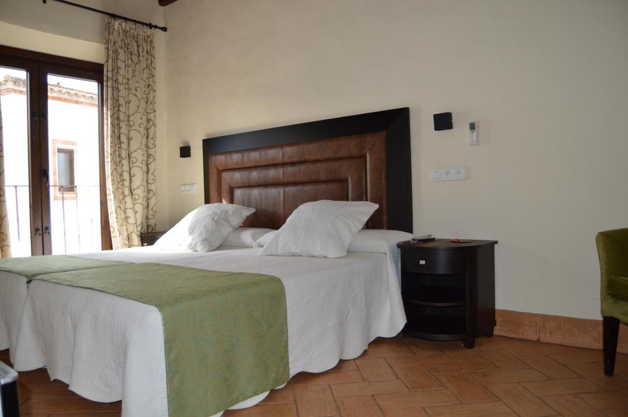 Apartamentos Turisticos - Hostal Los Alisos Aliseda エクステリア 写真