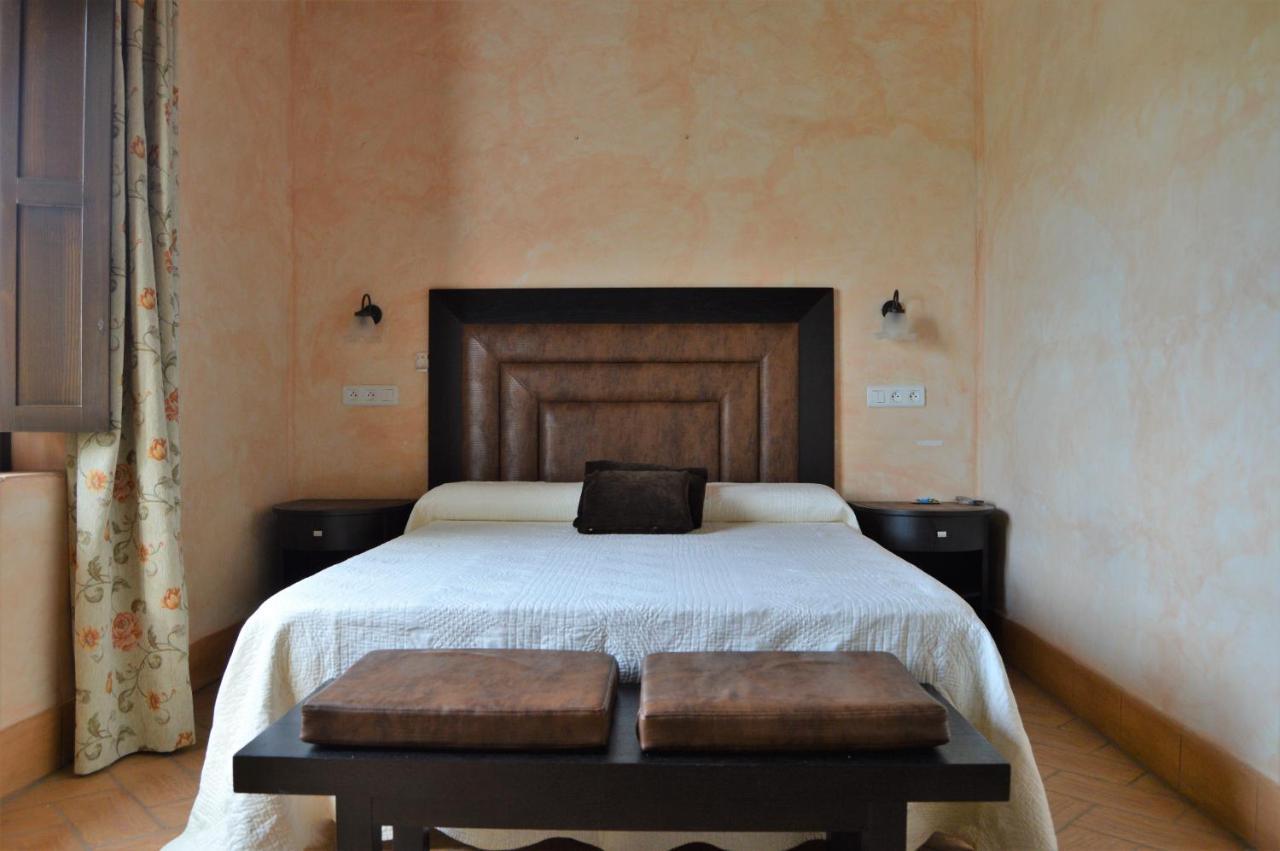 Apartamentos Turisticos - Hostal Los Alisos Aliseda エクステリア 写真