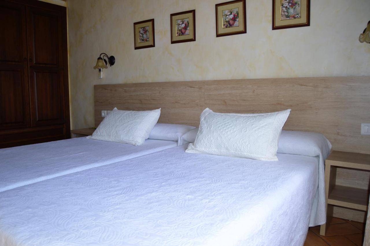 Apartamentos Turisticos - Hostal Los Alisos Aliseda エクステリア 写真